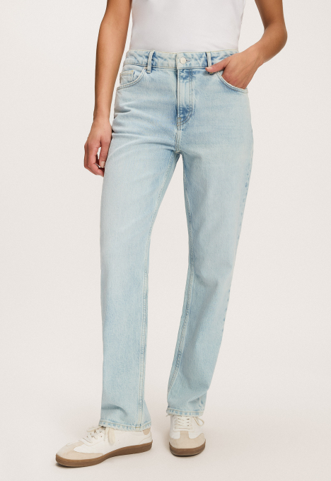 Liv Straight Jeans